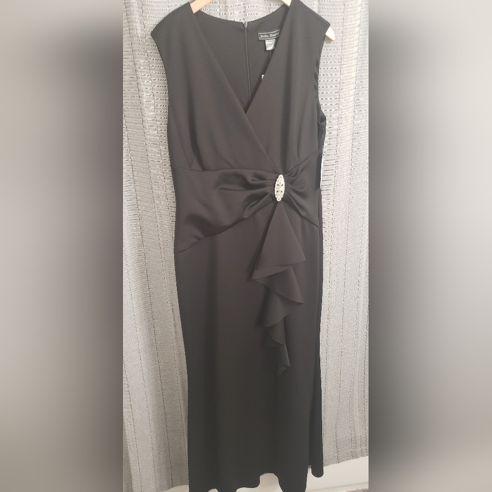 New Jessica Howard Black Evening Gown.Adorned w/rhinestone. Size 16